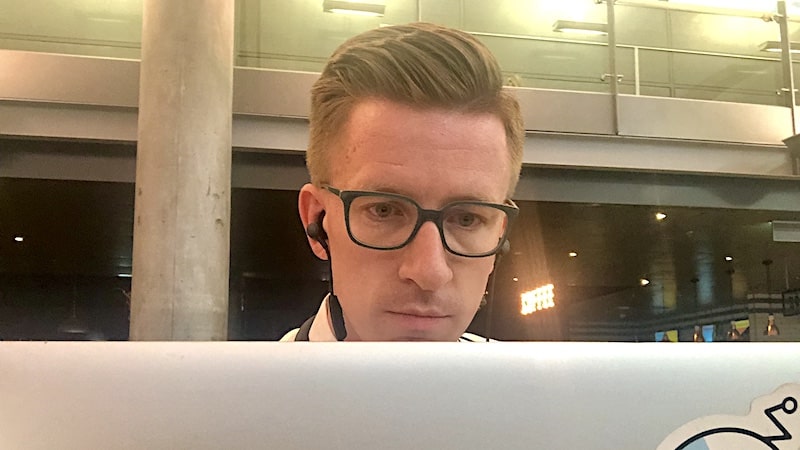 Mikael Hedné jobber med laptop på Gardermoen